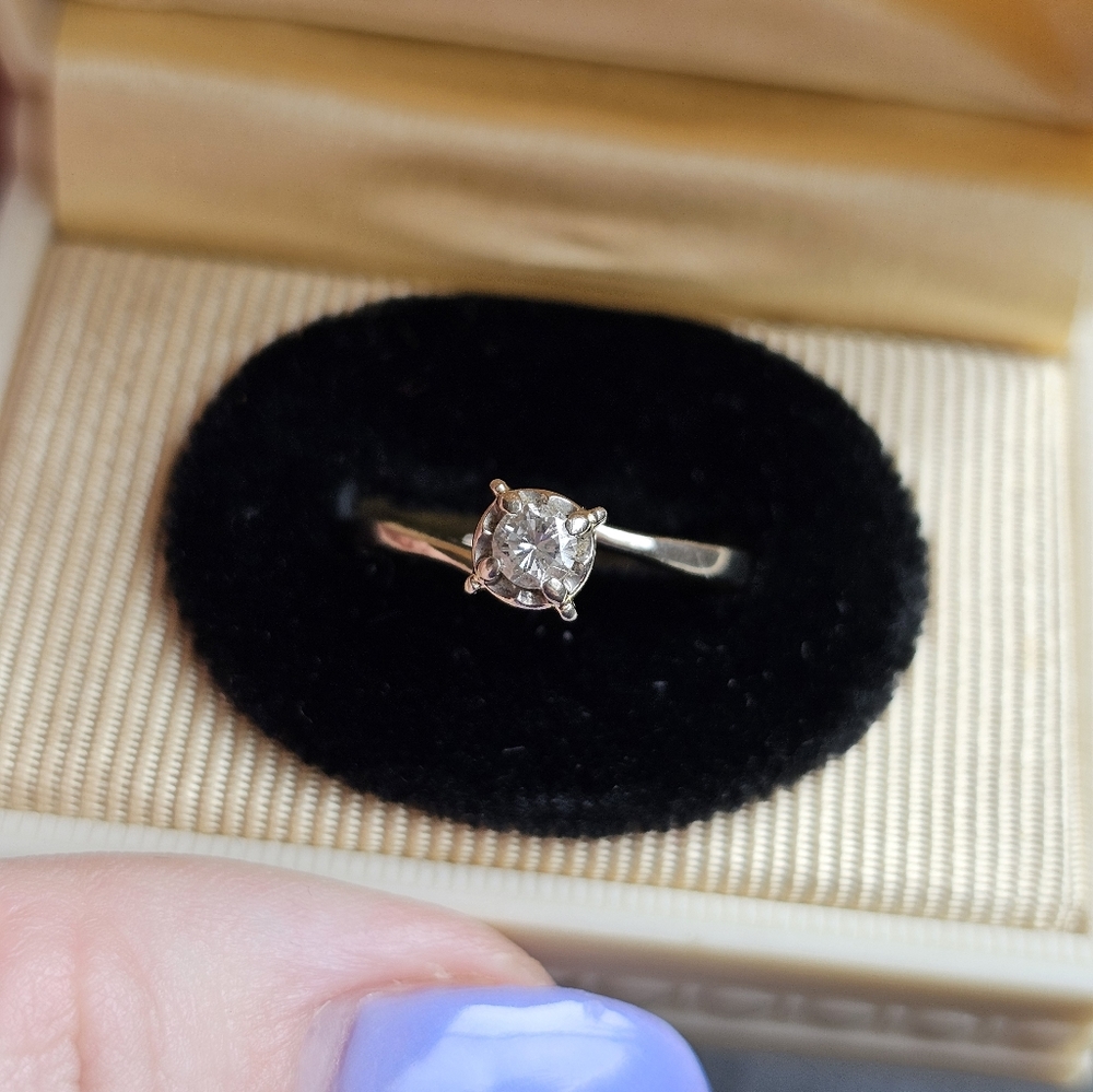 10k diamond ring size 8.5. Sizeable. Not stamped but tested 10k. This ring has b